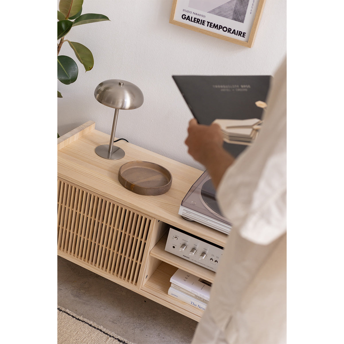 Fotografía original de Naan: elegir un disco junto al mueble Tarida